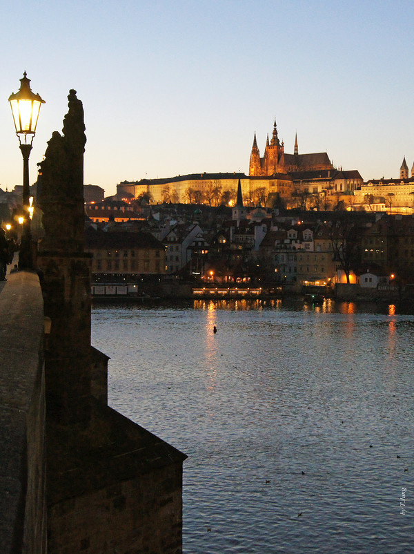 블타바 강과 건너편 언덕 위의 프라하 성