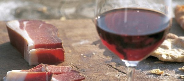 Lagrein wine with speck, the traditional South Tyrolean smoked prosciutto. Photo Credits: www.rivistaorizzonte.com