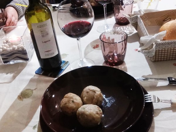 Canéderli (Knödel) with speck, melted butter, sage, and Lagrein red wine. Photo Credits: www.vinamour.it (food and wine blog)