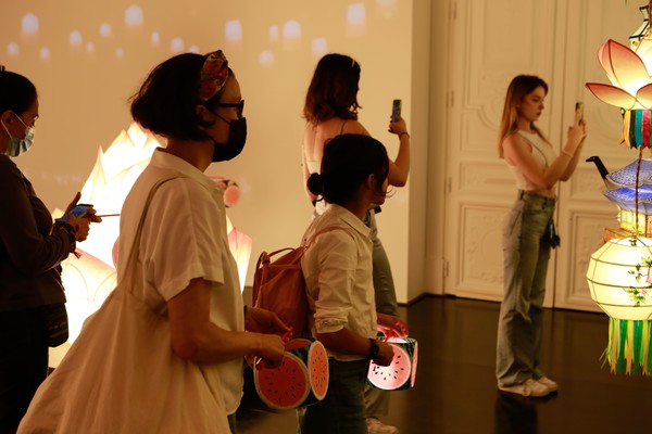 연등회 전통 등 전시를 관람하는 관람객