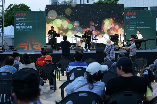 제주해비치아트페스티벌 일환으로 제주탐라광장에서 프린지 공연을 하는 모습