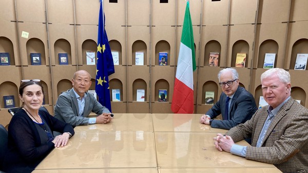 왼쪽부터 미켈라 린다 마그리 이탈리아문화원장, 대담자, 페데리코 파일라 주한이탈리아 대사, 아비오 마티오찌 건축가