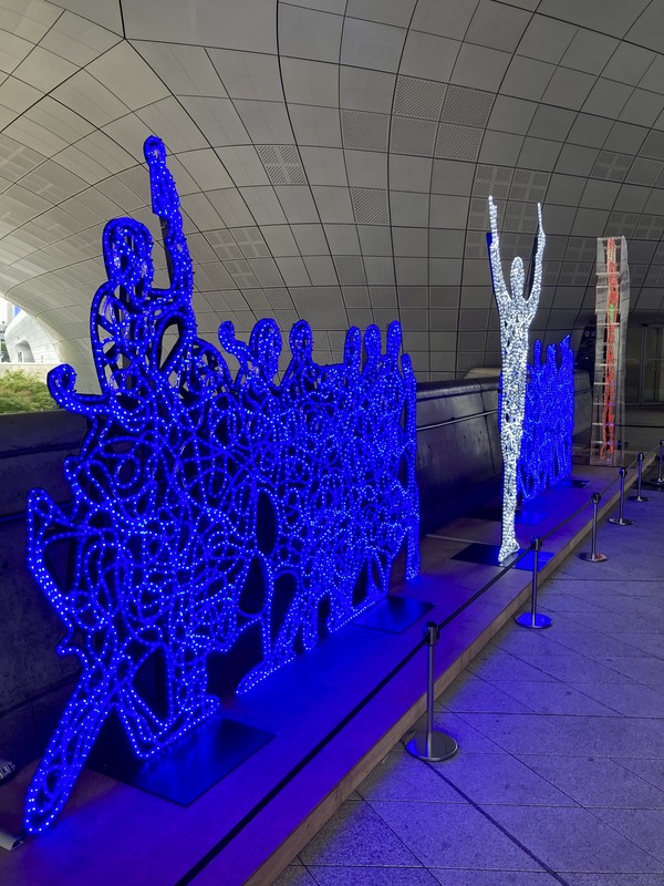 DDP 미래로 다리에 세워진 마르코 로돌라의 작품 ‘Electric Light Orchestra’