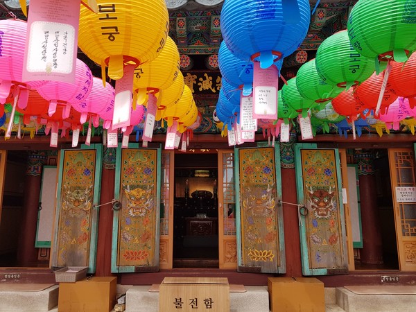 적멸보궁. 속칸의 하얀 창호지 문이 보인다.