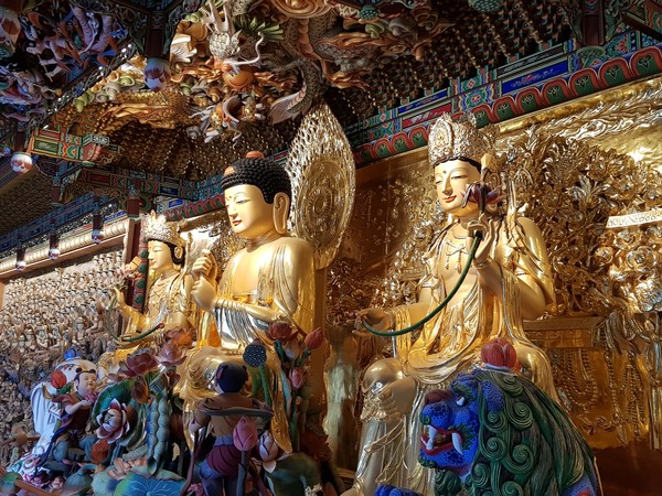 사자암 비로전. 양각된 후불탱화가 화려하다. 