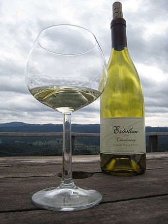Chardonnay from Anderson Valley, Mendocino County. California, USA. Photo Credits: Ethan Prater, CC BY 2.0 – www.flickr.com via www.wikipedia.org