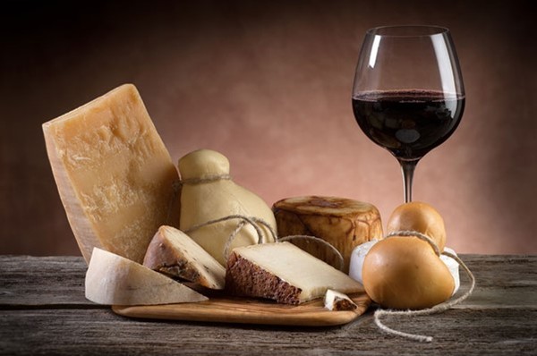 Cabernet Sauvignon paired with aged cheeses. Photo Credits: www.blog.giallozafferano.it