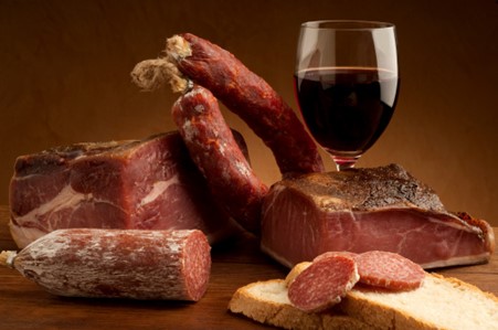 Cabernet Sauvignon paired with salami and prosciutto. Photo Credits: www.blog.giallozafferano.it