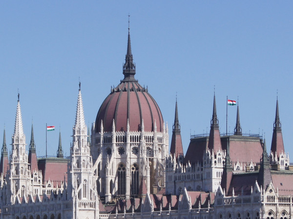 고딕복고풍 외관과 르네상스복고풍의 돔