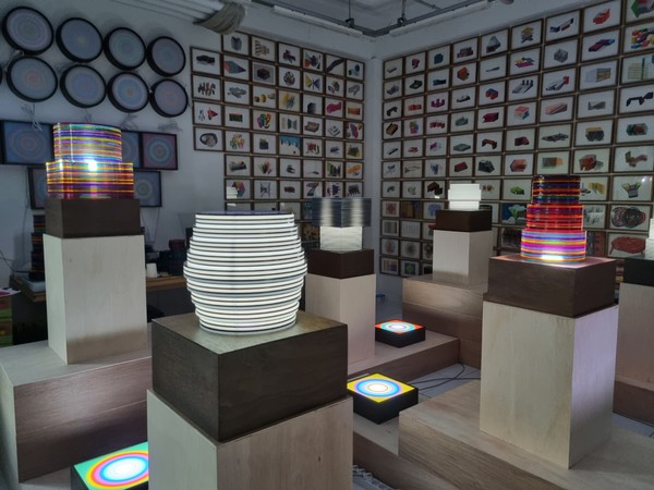 천대광, 가볍고 희미한 빛, 2022, 아크릴판에 조명 가변설치