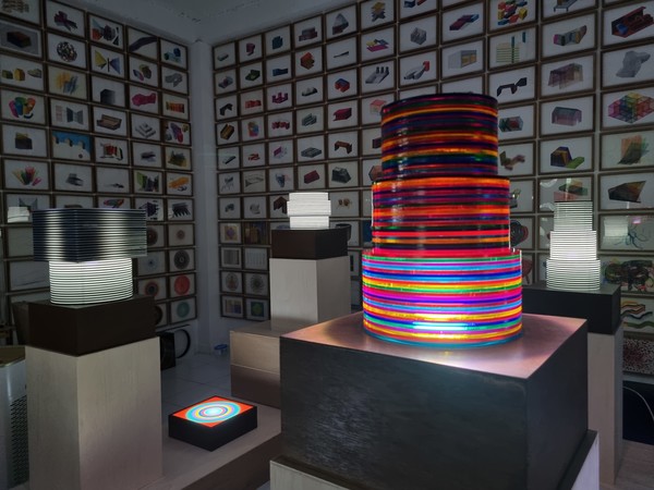 천대광, 가볍고 희미한 빛, 2022, 아크릴판에 조명 가변설치