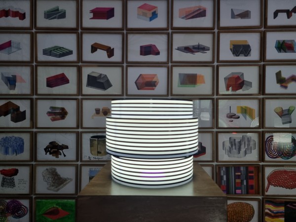 천대광, 가볍고 희미한 빛, 2022, 아크릴판에 조명 가변설치