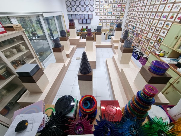 천대광, 가볍고 희미한 빛, 2022, 아크릴판에 조명 가변설치