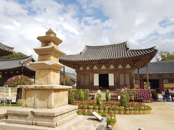 삼층석탑과 극락보전