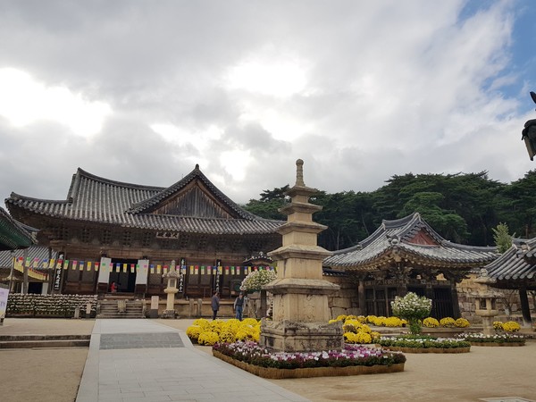 동방향 대웅전과 세존비각