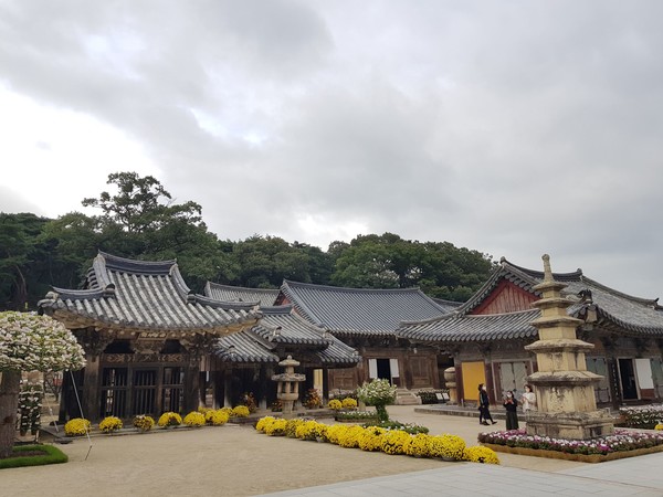 왼쪽부터 세존비각, 개산조당, 용화전, 관음전
