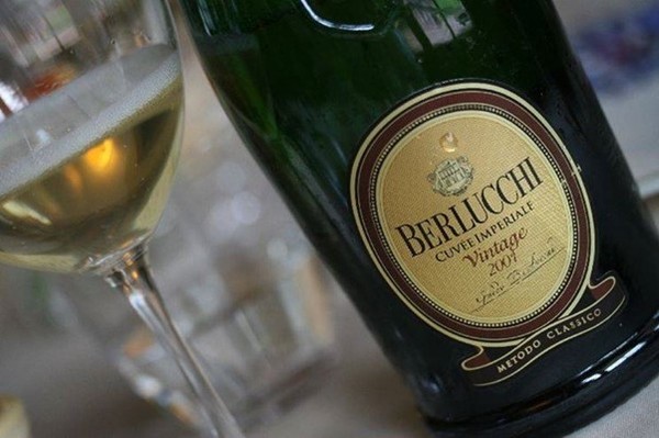 Franciacorta from Berlucchi winery. “Metodo Classico”, “Classic Method”, as written on the label. Franciacorta is made according to the French champagne rules. Photo Credits: www.vinook.it