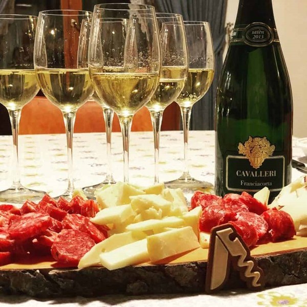 Franciacorta from Cavalleri winery paired with salami and cheese. Photo Credits www.decanto.wine