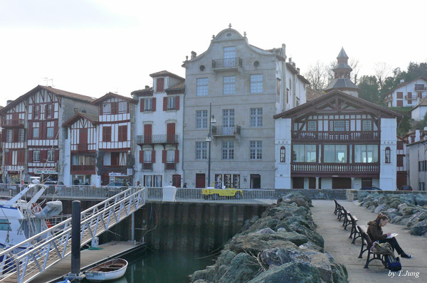 바스크 전통건축물 사이 보이는 회색건물이 라벨의 생가이다.