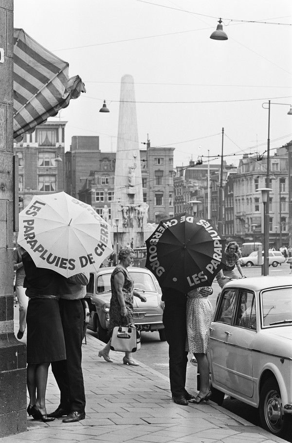 Les_parapluies_de_Cherbourg_Reclame_voor_deze_film_in_Amsterdam_bij_de_Dam