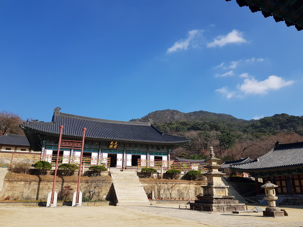 대적광전과 정중삼층석탑