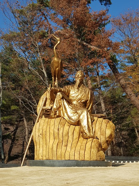 학사대. 최치원이 심은 지팡이가 자란 전나무. 태풍으로 죽어 목조각으로 재탄생.