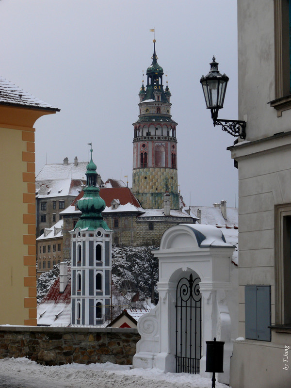 건물사이로 보이는 원통형 탑