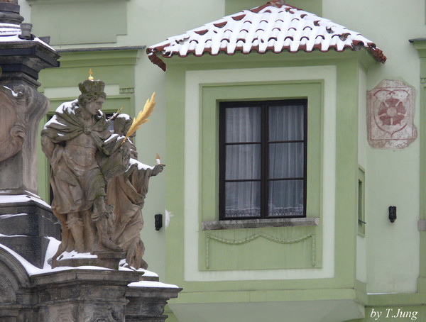 파스텔 색조의 건물. 건물 외벽에 로젠베르크 가문의 문장이 보인다.