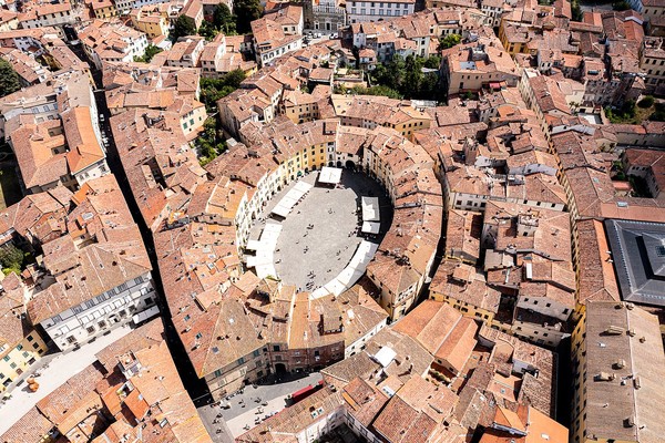 Lucca_Piazza_dell’Anfiteatro