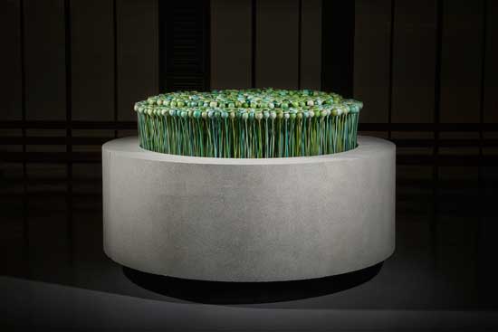 회전하는 양귀비, 점토위 도색, 스티로폼, 70 x 200 x 200 cm