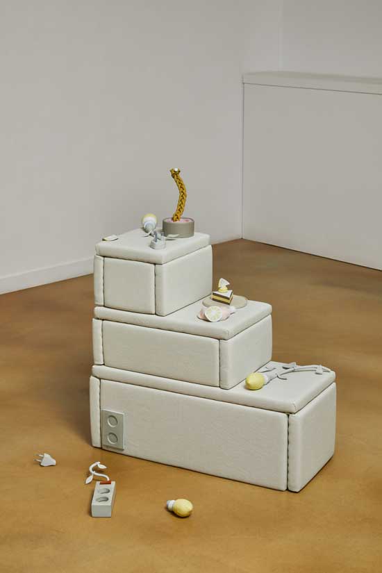 외출준비, 2021, 점토위 도색, 78 x 27 x 68 cm