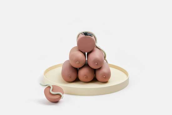 소시지 파티, 2022, 점토위 도색, 나무, 55 x 35 cm