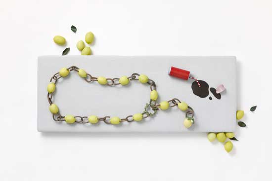 침대위에서, 2021, 점토위에 도색, 15 x 120 x 55 cm