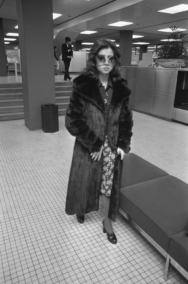 Zangeres_Vicky_Leandros_op_Schiphol,_Bestanddeelnr