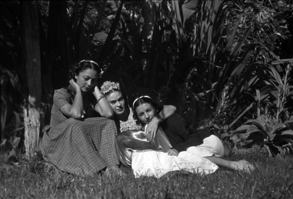 Leo Matiz_Rosa, Frida Kahlo and Christina,1941©Alejandra Matiz