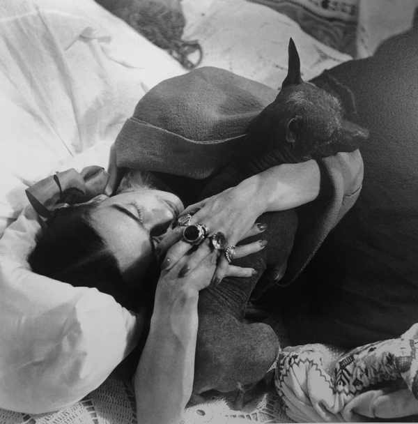 Hector Garcia_Frida with her dog,1949