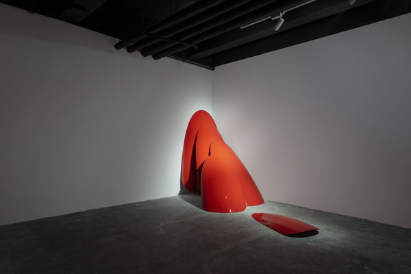 Red Nails, 2019, Lacquer on fibreglass Variable dimensions, Courtesy the artist and Zeno X Gallery, Antwerp (왼)Red Nails model, 2021, Nymphenburg porcelain enamel Variable dimensions, Courtesy the artist and Zeno X Gallery, Antwerp (오)"Martin Margiela at M WOODS", Installation View, 2022, M WOODS Hutong, Beijing. Photo by Zhao Yihan, Tian Yu. © MWOODS