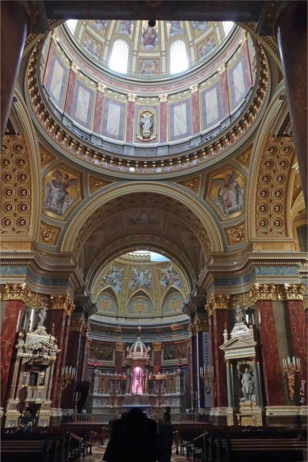 여러 가지 색조의 대리석으로 화려하게 장식된 대성당 내부