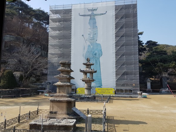 미륵전 앞으로 일직선 상의 석탑, 석등, 미륵불