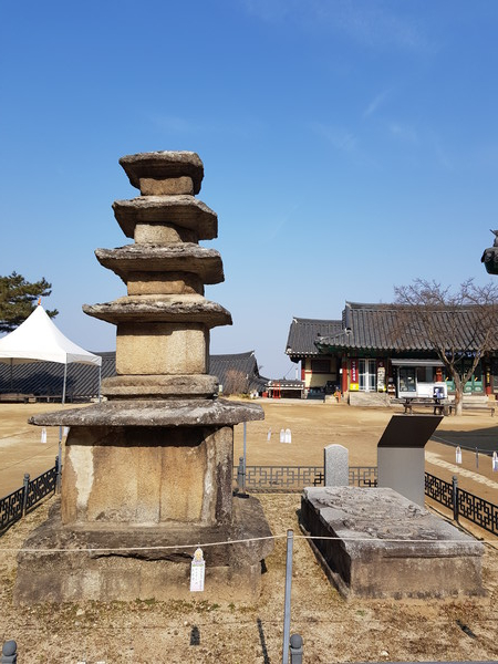 석탑과 배례석. 석탑 상륜부가 사라졌다