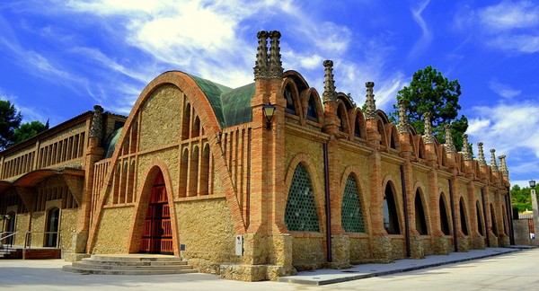 Codorníu Cava winery building with its Catalan modernist architecture. Sant Sadurní D’Anoia, Penedes region. Catalonia, Spain. Photo Credits: CC BY-SA 2.0 wikipedia
