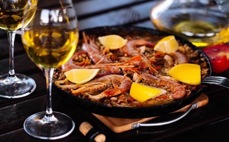 Cava paired with paella. Photo Credits: www.cantinedidolianova.it