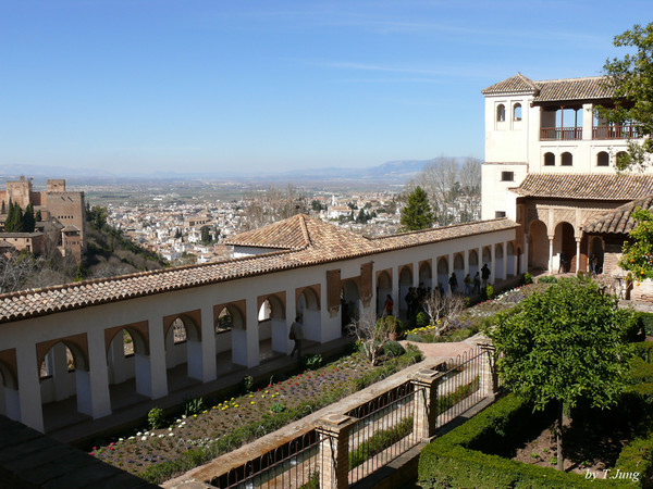 헤네랄리페에서 내려다본 알함브라 성채와 그라나다 시가지