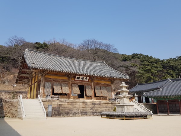 대웅전과 삼층석탑