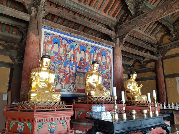 대웅전 목조석가여래삼불좌상