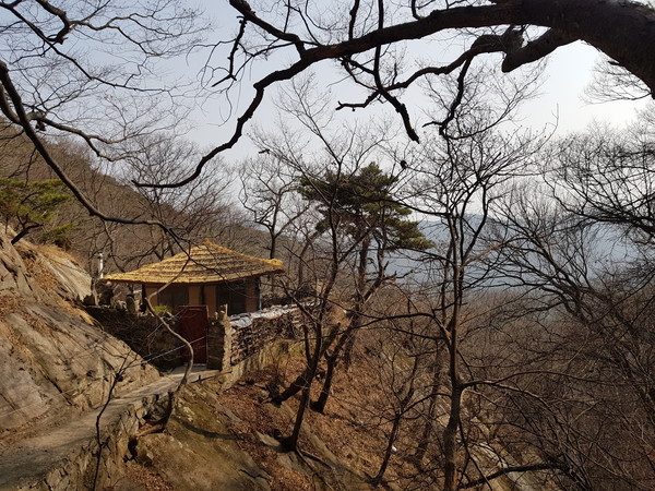 정혜사 아래에 만공선사가 수행하던 소림초당