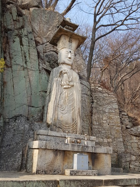 정혜사 아래 만공선사의 관음보살입상. 경허스님은 시를 잘 짓고 만공스님은 돌을 잘 다뤘다고 한다. 은진미륵불처럼 이중 보관을 썼다. 