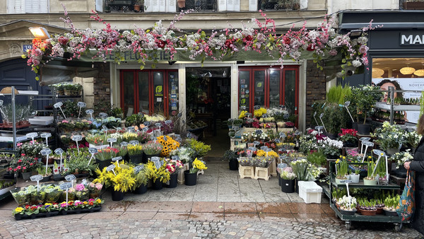 A typical Parisian flower shop, located nearby 'Les Invalides' Monument, where the Mausoleum of Napoleon Bonaparte is placed