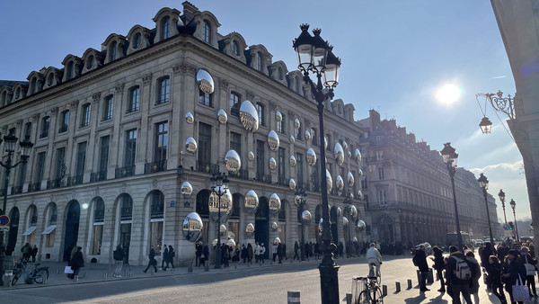 Luis Vuitton in the corner between Rue de Castiglione and Place Vendòme