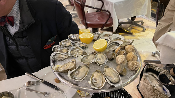 A typical 'plateau d'huitres' (oyster platter)